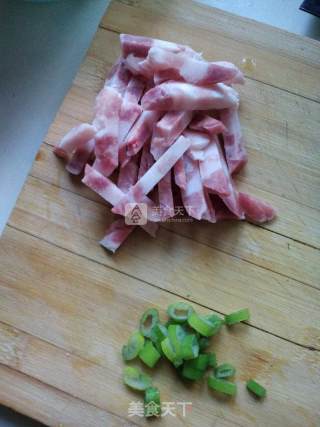 胡萝卜肉丝面的做法步骤：1