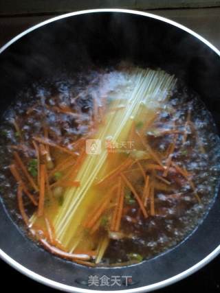 胡萝卜肉丝面的做法步骤：8