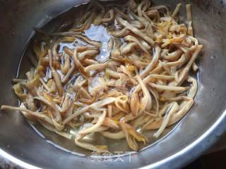 黄花菜肉春卷的做法步骤：1