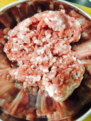 芹菜肉饺子的做法步骤：1