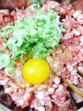 芹菜肉饺子的做法步骤：2