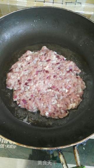 巨型双层黑椒猪肉汉堡(๑•̀ㅂ•́)و✧的做法步骤：6