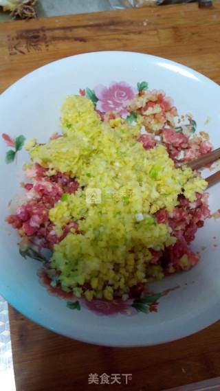 白菜虾仁水饺的做法步骤：3