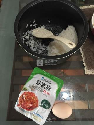 韩式泡菜炒饭，超简单的快手午餐的做法步骤：1