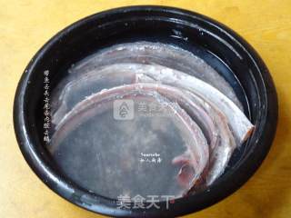黑胡椒酱香带鱼的做法步骤：1