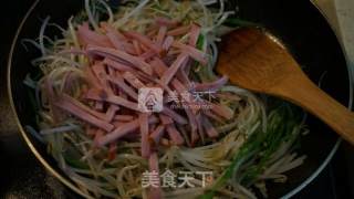 火腿炒银芽的做法步骤：8