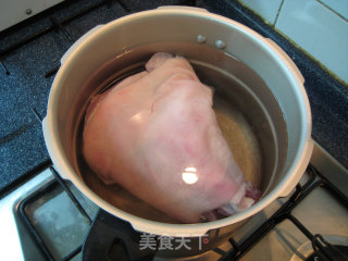 京味春饼 —— 烙饼肘子摊鸡蛋的做法步骤：2
