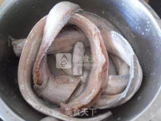 煎烤刀鱼的做法步骤：1