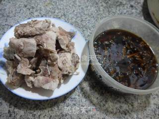 笋干菜烧龙骨的做法步骤：1