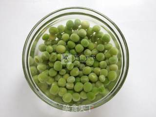 玉米豌豆炒虾仁的做法步骤：4