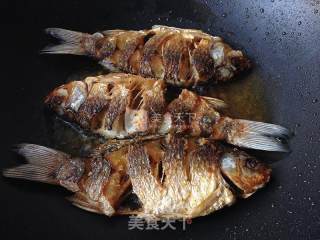 干锅鲫鱼的做法步骤：5