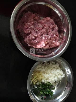 红烧狮子头的做法步骤：1