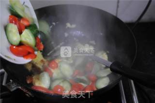 让春节的宴客桌上春意盎然——圣女果黄瓜炒鸡蛋的做法步骤：5