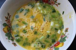 鸡蛋炒腊肠的做法步骤：2
