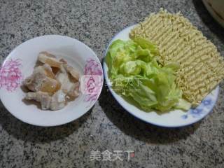 盐炒肉圆白菜波纹面的做法步骤：1
