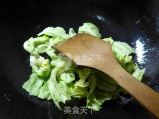 盐炒肉圆白菜波纹面的做法步骤：2