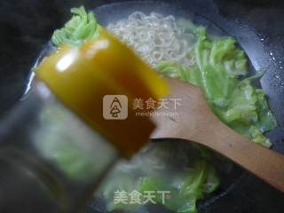盐炒肉圆白菜波纹面的做法步骤：4