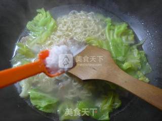 盐炒肉圆白菜波纹面的做法步骤：5