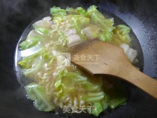 盐炒肉圆白菜波纹面的做法步骤：6