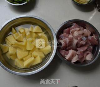 土豆烧肉的做法步骤：1