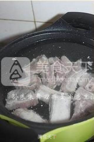 糖醋排骨的做法步骤：1