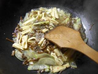 梅干菜腐竹煮夜开花的做法步骤：6