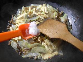 梅干菜腐竹煮夜开花的做法步骤：7