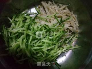 凉拌黄瓜金针菇的做法步骤：1