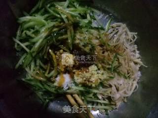 凉拌黄瓜金针菇的做法步骤：2
