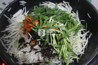 韭菜炒绿豆芽的做法步骤：4