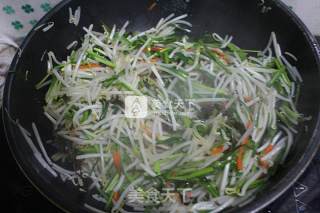 韭菜炒绿豆芽的做法步骤：5