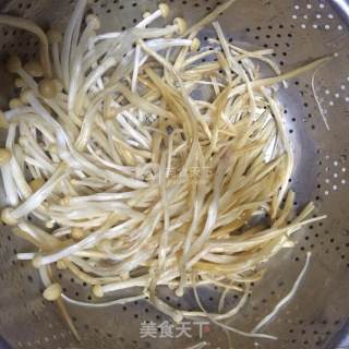 金针菇鸡蛋饼的做法步骤：1