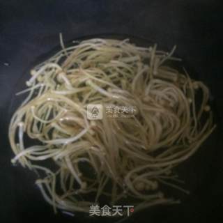 金针菇鸡蛋饼的做法步骤：2