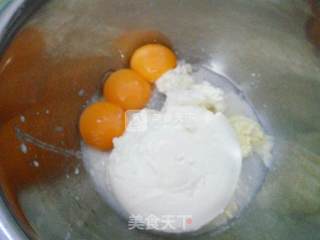 马斯卡彭奶酪纸杯蛋糕的做法步骤：2