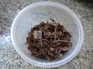 笋干菜烧墨鱼鲞的做法步骤：2