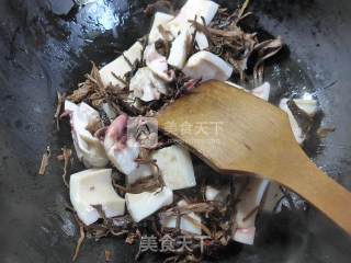 笋干菜烧墨鱼鲞的做法步骤：5