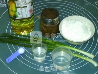 烫面椒盐葱油饼的做法步骤：1
