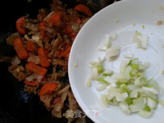 笋皮胡萝卜炒五花肉的做法步骤：10