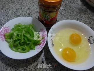 牛肉酱尖椒炒鸡蛋的做法步骤：1