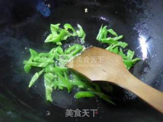 牛肉酱尖椒炒鸡蛋的做法步骤：5