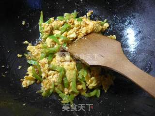 牛肉酱尖椒炒鸡蛋的做法步骤：9