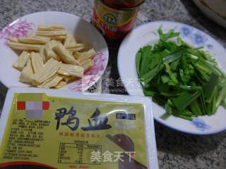 韭菜腐竹煮鸭血的做法步骤：1