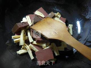 韭菜腐竹煮鸭血的做法步骤：3