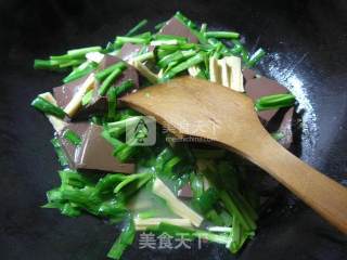 韭菜腐竹煮鸭血的做法步骤：5