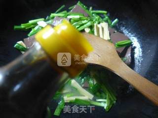 韭菜腐竹煮鸭血的做法步骤：6
