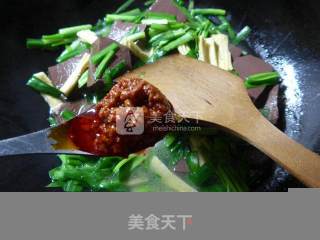 韭菜腐竹煮鸭血的做法步骤：8