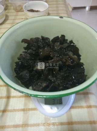 凉拌黑木耳的做法步骤：1