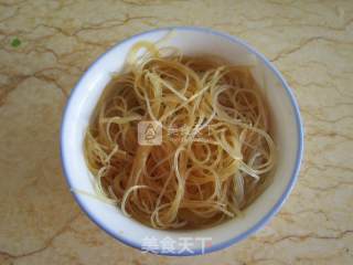 蒜蓉粉丝蒸大虾的做法步骤：2