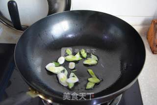 蒜苗炒猪血的做法步骤：2