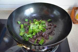 蒜苗炒猪血的做法步骤：4